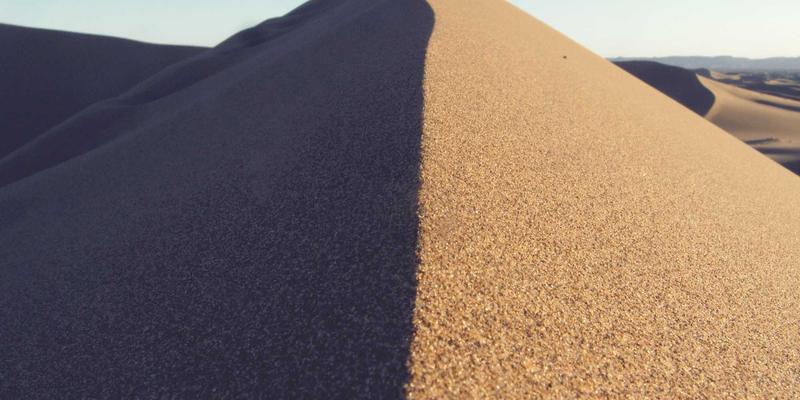 激光设备如何重塑芯片制造？深度解析超快激光微纳加工的前沿应用与挑战